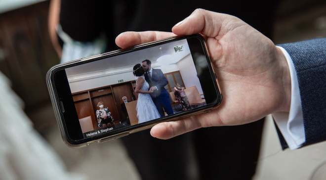 Hochzeit im Livestream: plazz Mitarbeiter nutzte die firmeneigene Mitarbeiter-App, um Gäste virtuell bei der Trauung teilhaben zu lassen. Fotocredit: privat