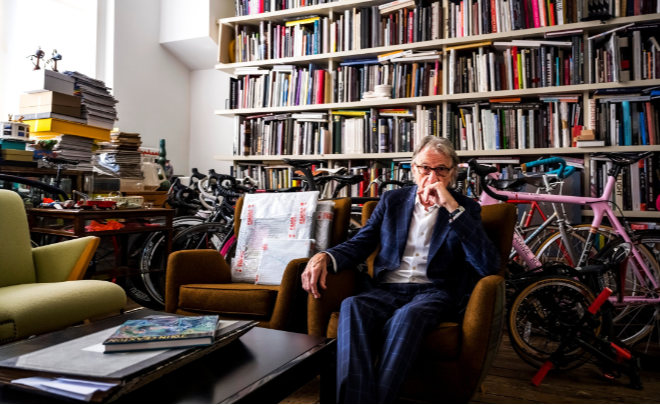 Designer Paul Smith in seiner Londoner Wohnung. 