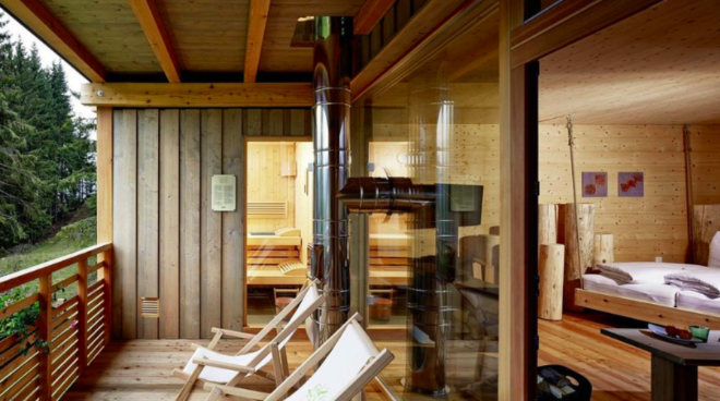 Neue „In-room-Wellness “-Konzepte bringen die Sauna vom allgemein genutzten Wellnessbereich in das eigene Hotelzimmer. „In-room“ muss aber nicht zwangsläufig im Inneren sein. In der Forsthofalm in Leogang ist Saunieren auf dem Balkon der privaten Suite mit traumhaften Blick in die Natur möglich (Suite Secret Forest). Fotocredit: Huber Fotografie