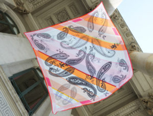 Frühlingstrend: Schöne farbenfrohe Seidentücher