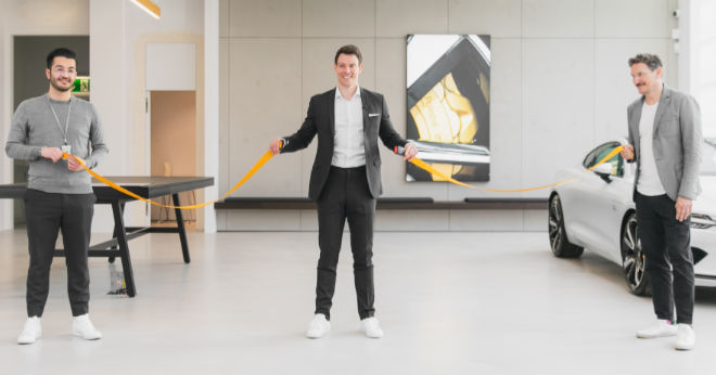 Store Manager Ozanali Mercanoglu (l.), Alexander Lutz (Mitte) als Polestar Deutschlandchef und Harald Krist als Geschäftsführer des Polestar Space München lösten nur den goldenen Gurt - symbolisch für das Opening. Fotocredit: Polestar Deutschland