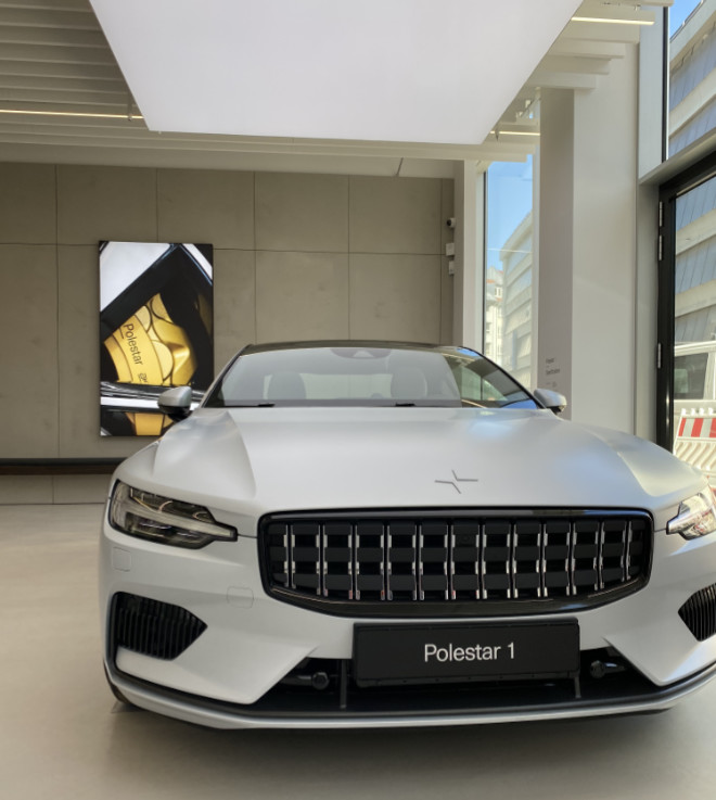 Der Polestar 1 steht im Auto-Showroom von Polestar Space in der Hofstatt.