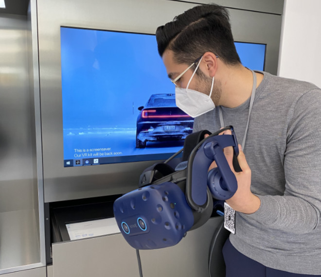 Polestar Space München Manager Ozanali Mercanoglu zeigt uns die Auto-Konfiguration mit VR-Brille.