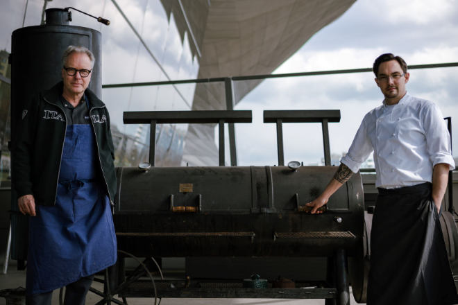 Bobby Bräuer (EssZimmer) und Dominik Kreuzig (Bavarie) eröffnen mit dem Smoker in der BMW Welt die BBQ-Saison! Fotocredit: BMW AG