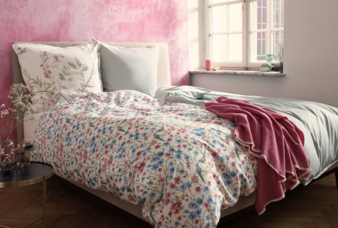 Mit dem filigranen floralen Motiv in Kombination mit einer sanften Farbgebung bringt man mit der Bettwäsche „Peppina“ (RID Selection) den Frühling ins Schlafzimmer!