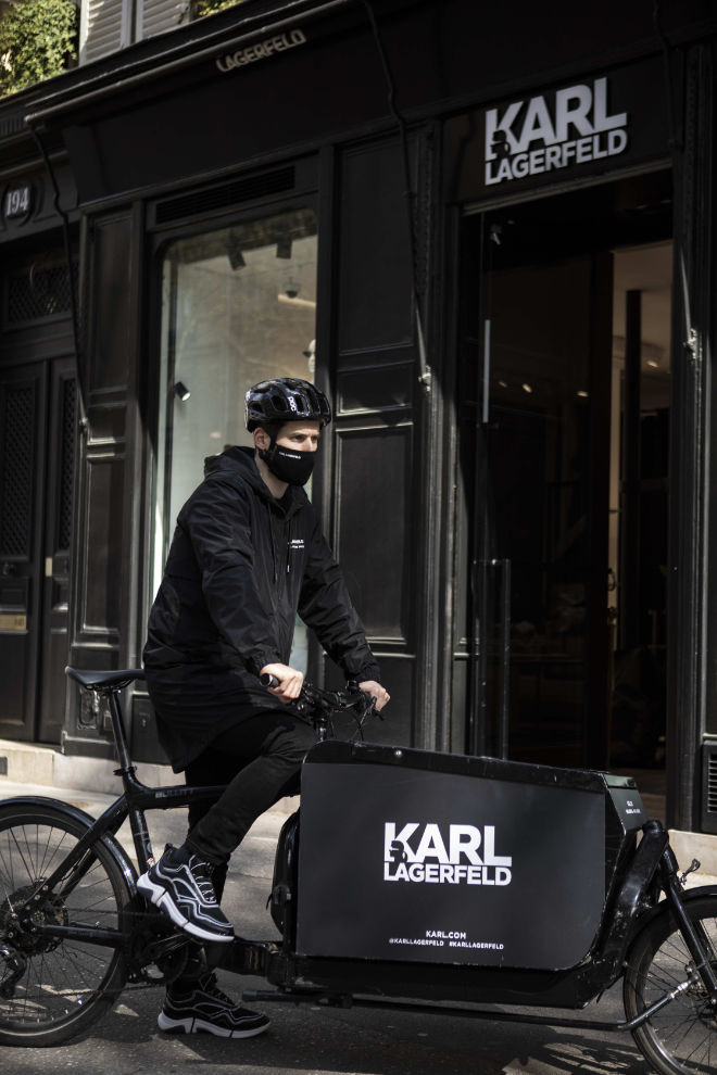 Getreu dem Motto #supportyourlocal bietet Karl Lagerfeld in der kommenden Woche vom 26. April bis zum 30. April die Option, dass der Kunde im Store in München bequem von zu Hause einen virtuellen Shoppingtermin per WhatsApp oder Mail ausmachen kann und dann die bestellen Looks umweltfreundlich per Fahrradkurier am selben Tag noch zugeschickt bekommt. So muss auch trotz der aktuellen Situation auf das Shoppingerlebnis nicht verzichtet werden.