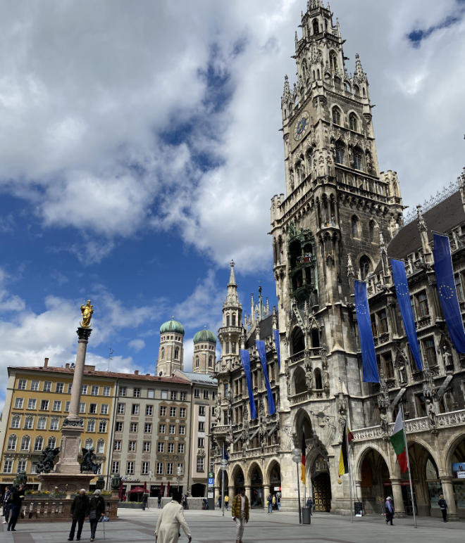 Durch die Pandemie wirkt der Marienplatz schon fast leer. Normalerweise fotografieren hier die vielen Touristen das Rathaus mit dem Glockenspiel und die Mariensäule. Fotocredit: EM