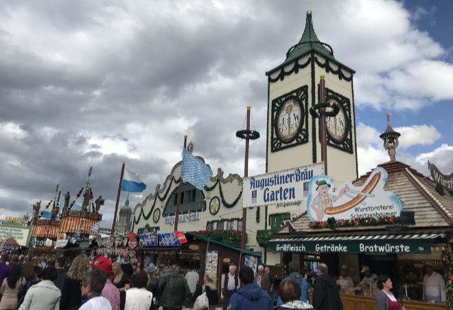 Die große Hauptstraße der großen Wiesn-Zelte gibt es natürlich nur beim Original der Volksfeste. Fotocredit: EM