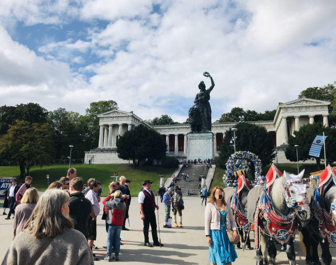 Städtetrip München: Die Bavaria vor der Ruhmeshalle überwacht symbolisch die Theresienwiese. 