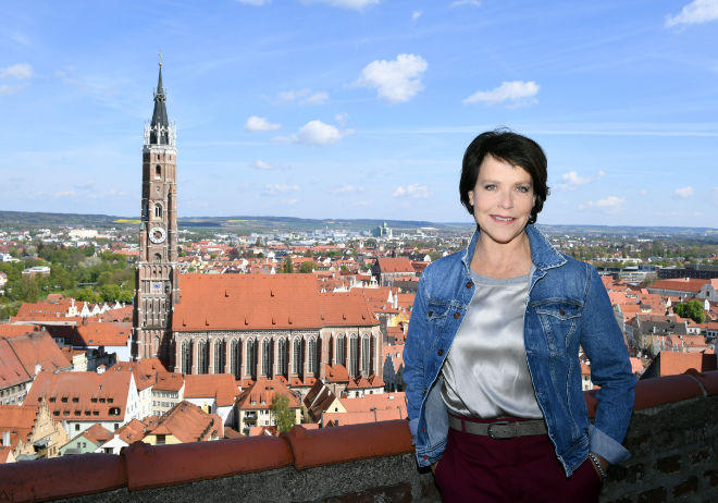 Janina Hartwig auf der Terrasse von Burg Trausnitz mit Blick auf die Stadt Landshut und der Martinskirche. Fotocredit: Agentur Schneider-Press/ W.Breiteneicher