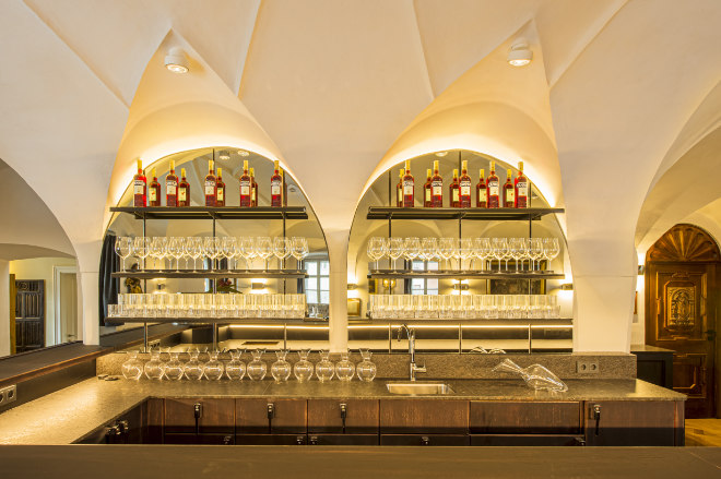 Moderne Bar unter restaurierten Gewölbe im Restaurant Berggericht. Fotocredit: 