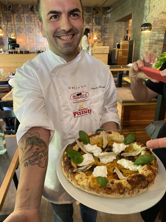 Angelo Mondello hat sich sogar ein Pizzastück auf seinen Unterarm tätowieren lassen. Fotocredit: EM