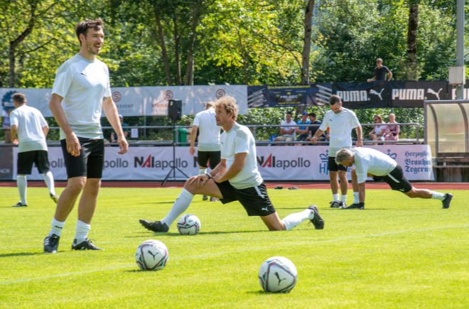 Viel Prominenz beim Benefizspiel auf dem Sportplatz Birkenmoos. Die Bananenflanker Legenden gegen das Bachmair Team. Fotocredit: Credit: „Spa & Resort Bachmair Weissach“.