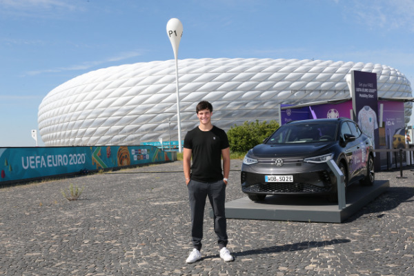 Wincent Weiss fährt den VW ID. 4 schon länger! Wir trafen ihn zum Interview vor der Allianz-Arena. Fotocredit: Getty Images for Volkswagen AG)