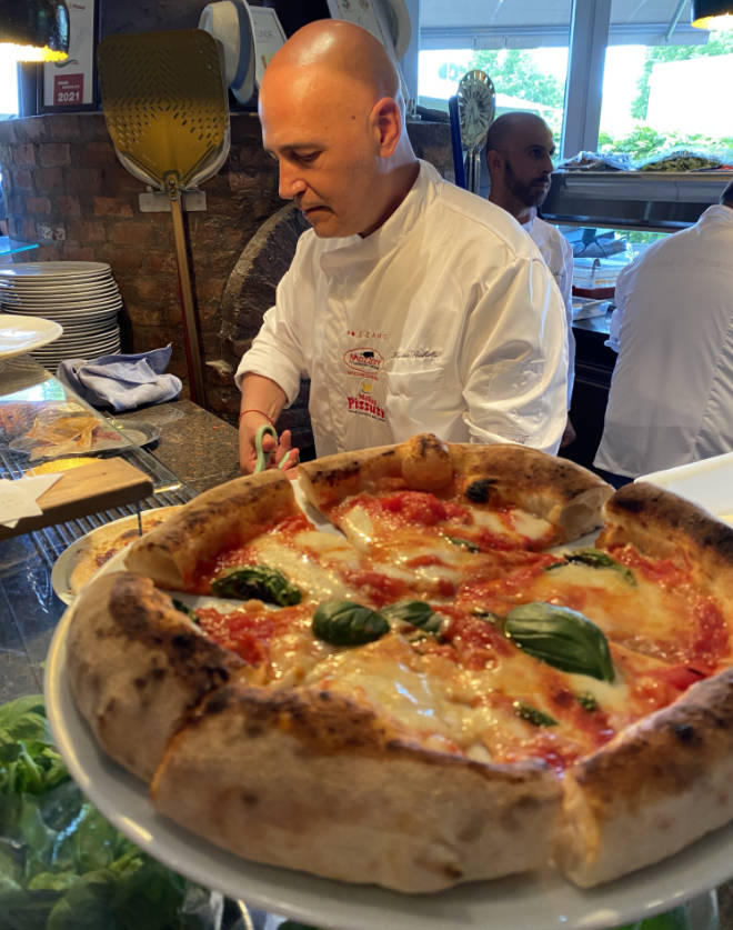 Das Mehl entscheidet über eine Low Carb Pizza. Hier schneidet Luciano Sorbillo die Pizza mit Schere, was wohl in Italien Gang und Gäbe ist. Fotocredit: EM