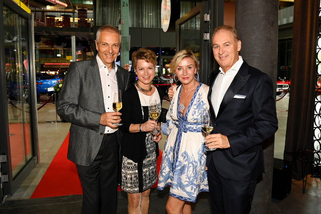 Dr. Michael und Irmgard Möller (Geschäftsführer Staatliches Hofbräuhaus München) mit den Gastgebern Elena und Markus Aichinger vom WACA Restaurant in der Motorworld in München. Foto: Michael Tinnefeld, API