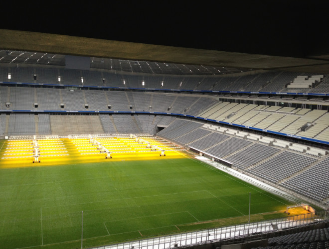 Damit der Rasen in der Allianz Arena immer perfekt wächst, wird er extra beleuchtet.