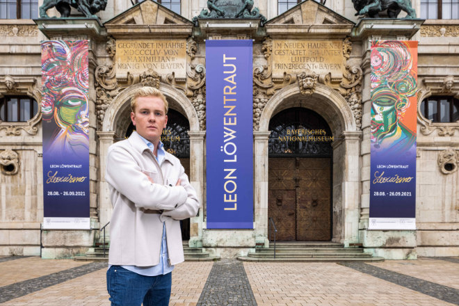 Künstler Leon Löwentraut vor dem Bayerisches Nationalmuseum in München. Fotocredit: Sebastian Drüen