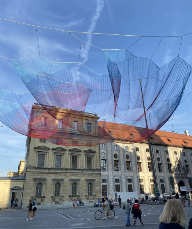 Die Kunstinstallation 'Earthtime 1.26 Munich' ist rund 24 Meter lang