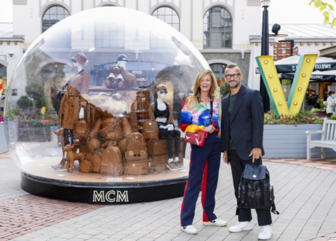 MCM Sale ist immer in Ingolstadt Village, da alle Marken hie reduziert verkaufen. Kuratorin Mon Müllerschön mit Eric Erhardt (MCM) während des MCM Artist Talk in Ingolstadt Village. Foto by Streetstyleshooters/Getty Images for Ingolstadt Village