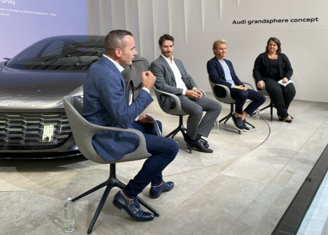 Audi hat sich auf seinen Open Space-Stand Talkgäste eingeladen: v.l.n.r. Henrik Wenders (Leiter Marke Audi) mit Felix Neureuther (Audi Markenbotschafter), Nico Rosberg wurde als Nachhaltigkeitsunternehmer vorgestellt und Jacquiline Harvey (Audi China).