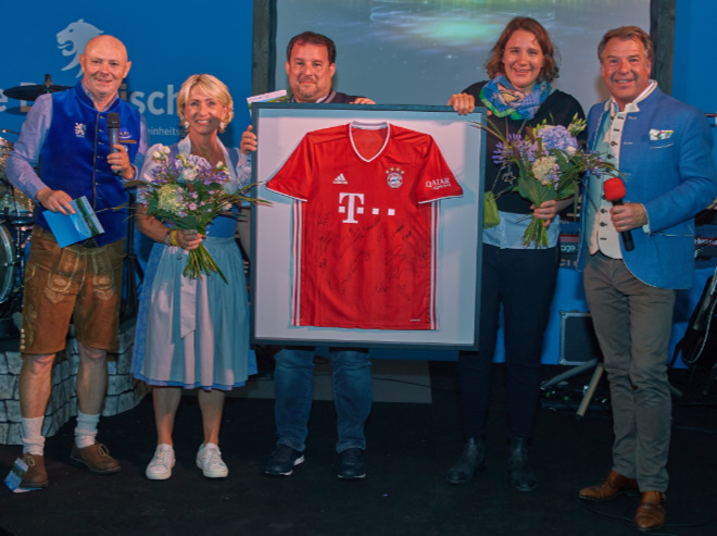 Heidi Beckenbauer brachte ein Original FC Bayern Trikot für die gute Sache zur Versteigerung mit!