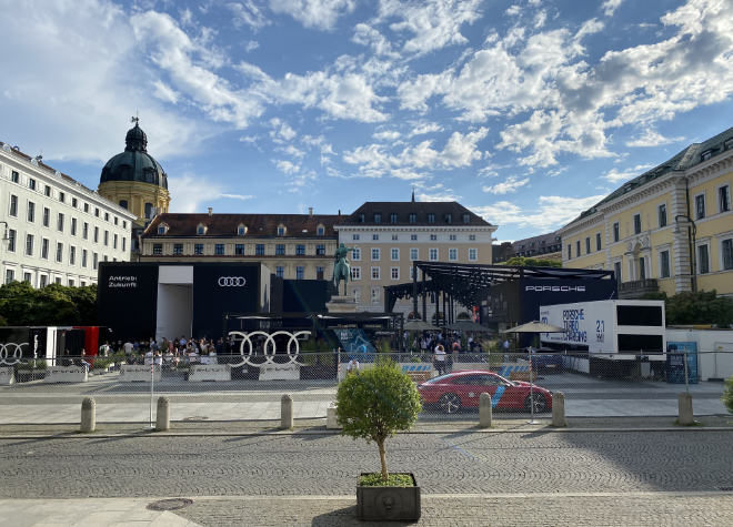 Der Wittelsbacher Platz in der Altstadt von München wurde von Audi und Porsche bespielt. Fotocredit: EM