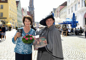 Janina Hartwig in neuer Rolle als Stadtführerin in Landshut