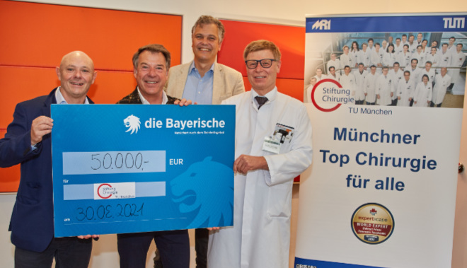 Volker Rech (Key Account Sport die Bayerische) mit Schlagerstar Patrick Lindner (war Schirmherr und Moderator der Abendveranstaltung) und Dr. Herbert Schneidemann als Vorstandsvorsitzender der Bayerischen übergaben gemeinsam den Scheck an Univ.-Prof. Dr. med. Helmut Friess.