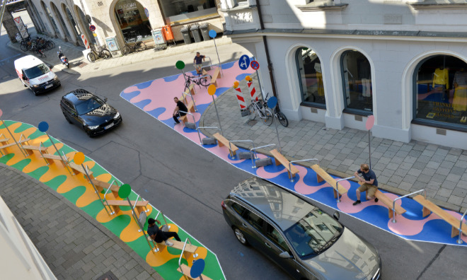 Auf 150 qm bemalter Straßenfläche sowie innovativen Fahrradbügeln und Sitzbänken soll man ein erstes Gefühl zur Initiative 'Autofreie Altstadt' der Landeshauptstadt München bekommen. Fotocredit: Astrid Schmidbauer