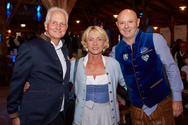 die bayerische Golfturnier - Zum Golfturnier, welches Multiunternehmer Dietmar Gröbl gemeinsam mit Volker Rech (Key Account Manager Sport, die Bayerische) auf die Beine stellte, kam sogar Heidi Beckenbauer. 