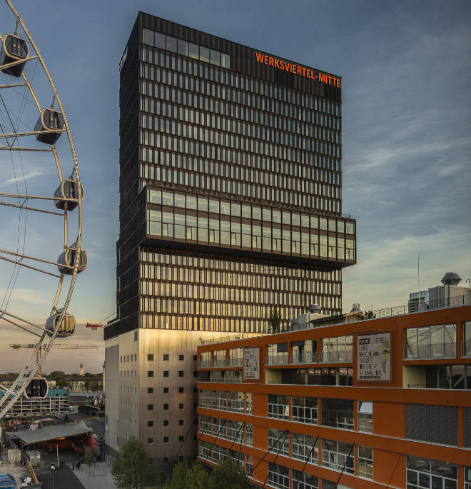 Die Stockwerke 9 bis 24 gehören zum Adina München Hotel. Alle Zimmer im Stockwerk 16 haben jeweils eine kleine Terrasse. 2022 wird noch das Rooftop eröffnet.