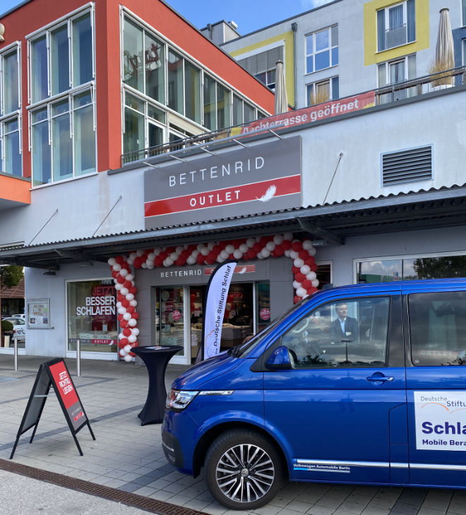 Am Eröffnungswochenende war vor dem neuen BETTEN RID Outlet das Schlafmobil der Deutschen Stiftung Schlaf zu Gast. Der Schlafforscher, Prof. Dr. Ingo Fietze, Vorsitzender der Deutschen Stiftung Schlaf, beantwortete persönlich mit seinem Team im mobilen Sprechzimmer alle Fragen rund um das gesunde Schlafen.