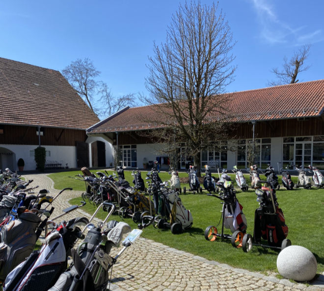 Dort, wo sonst die Golfbags stehen, werden die romantischen Weihnachtsmarkt-Hütten stehen!