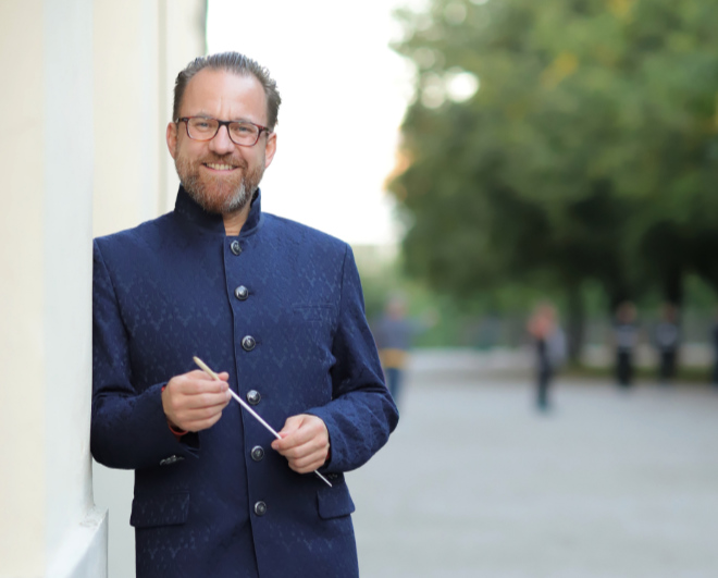 Franz Schottky ist Chefdirigent und Künstlerischer Leiter der Münchner Kammerphilharmonie dacapo, die er im Jahr 2000 gründete
