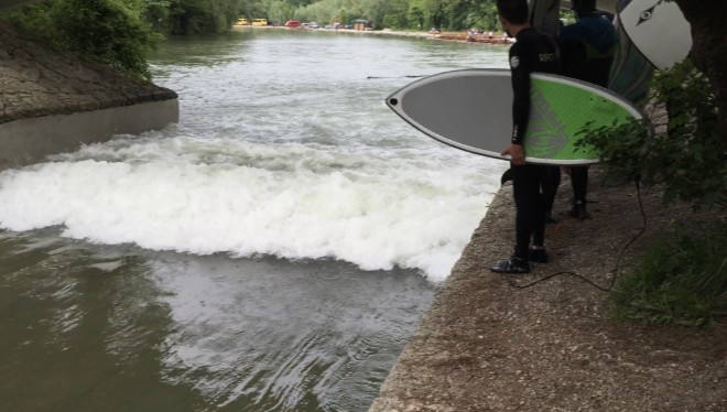 Kleine Surferwelle am Isarkanal in München Thalkirchen