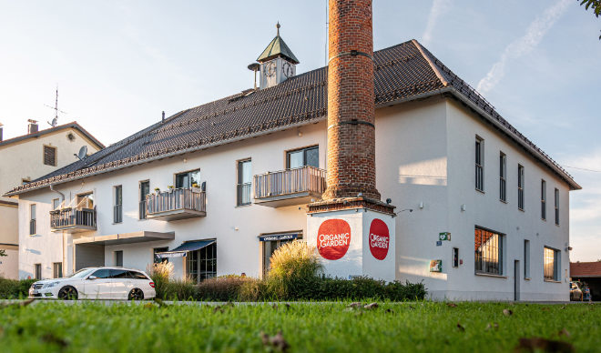 Organic Garden Soulfood Zentrale mit Tagescafe in der ehemaligen Brennerei in Hergolding mit gemütlichen Sitzflächen drinnen und draußen, kleinem Shop und einer kleinen Karte.