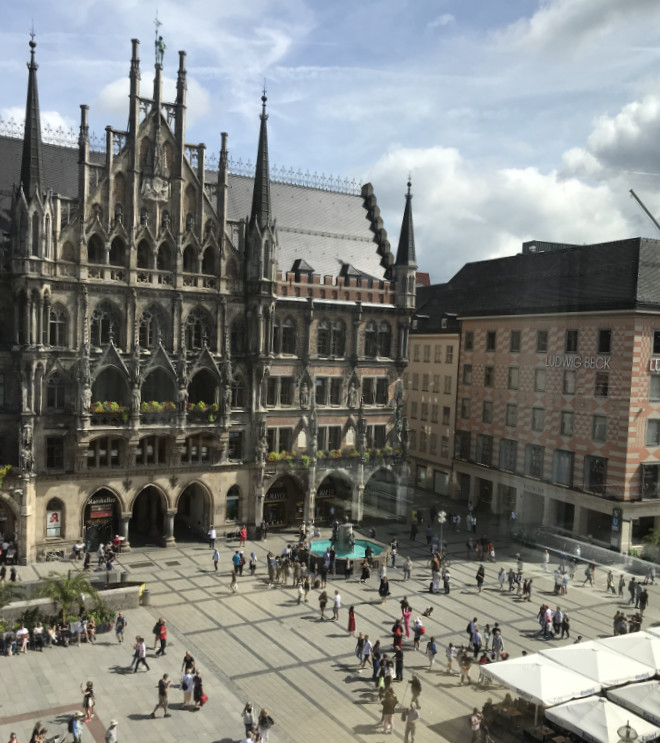 Wer auf den legendären Rathaus-Balkon am Marienplatz sehen kann, ist mitten in der Altstadt von München.