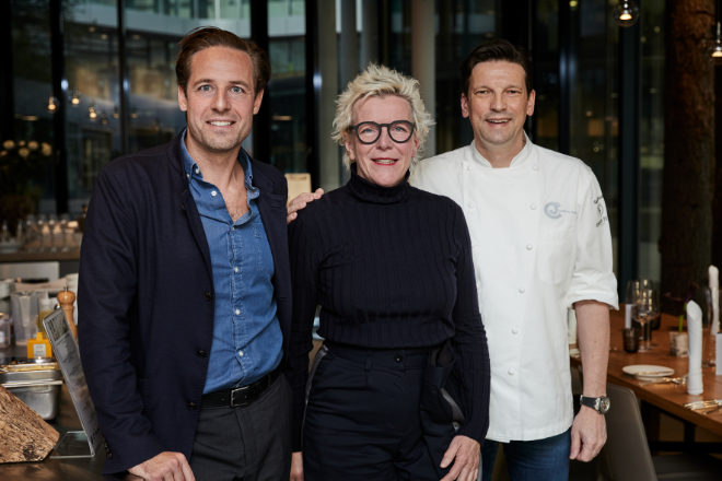 „Respected by Gaggenau“: v.l.n.r. Dr. Fabian Riedel, Crusta Nova, Stefanie Hering, Hering Berlin, Drei-Sterne-Koch Christian Jürgens, Restaurant Überfahrt im Althoff Seehotel Überfahrt am Tegernsee. Foto: Gaggenau