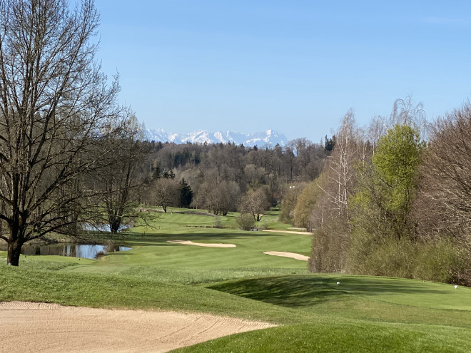 An manchen Tagen spielt man im Golfclub Riedhof Golf mit Alpenblick!