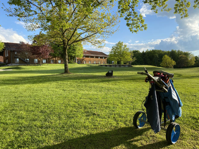 An Abschlag Loch No. 16 hat man diesen Blick zum Riedhof Clubhouse