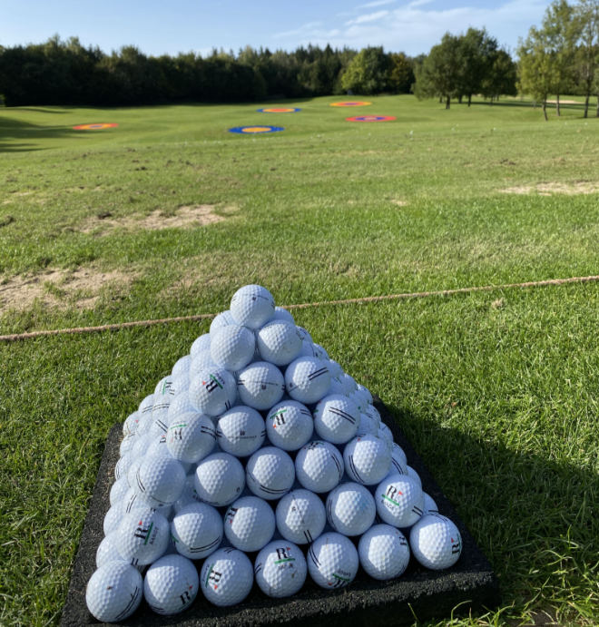 Riedhof Driving-Range mit sieben Zielgrüns mit Entfernungen von 63 bis 196 Metern machen das Training zieloptimiert.