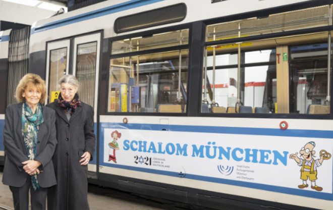 Judentum in München: Begeistert von den neuen TRAM-Motiven: IKG-Präsidentin Charlotte Knobloch mit Initiatorin Jehudit de Toledo-Gruber. Fotocredit: Andreas Gregor