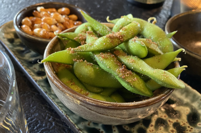 Mittlerweile sind die japanischen Edamame-Bohnen eine beliebte vegetarische Delikatesse. Edamame ist japanisch und heißt: 'Bohne am Zweig'.