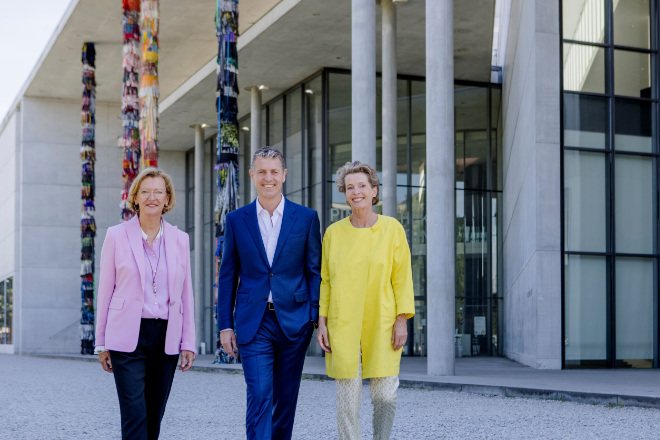 Dorothee Wahl, Robert Ketterer und Katharina von Perfall vor der Pinakothek der Moderne. Fotocredit: Loredana La Rocca