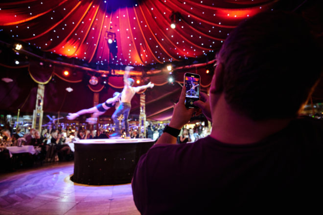 Das Netz ist sicher voll vom Premierenabend, haben alle mit ihren Handys gefilmt. Fotocredit: Schuhbecks Teatro Events GmbH