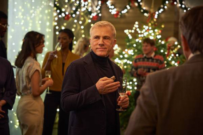 Christoph Waltz flieht vor Weihnachten und trifft auf Oliver Zipse und den BMW iX