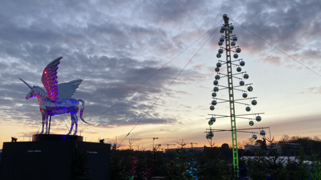 Zwei Jahre lang war das Tollwood Winterfestival wegen Corona ausgefallen. Diese Skulpturen erinnerten 2021 auf der Theresienwiese an das beliebte Festival. 2022 kann man wieder Silvester München auf der Theresienwiese feiern.