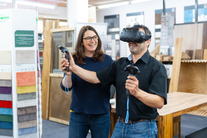 Alles aus einer Hand: Sophia Lauton, Geschäftsführerin des Raumausstatters „Rupprich - das Wohnwerk“ in Markt Schwaben zeigt einem Kunden via 'Virtual Reality-Brille', wie das neue Möbel in der Wohnung wirkt. Foto: Rid Stiftung / Jan Schmiedel