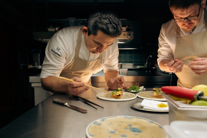 Tohru Nakamura (auch Gaggenau Markenbotschafter) mit Souschef Joshua Covington im Herzstück des den Restaurants 'Tohru in der Schreiberei': seiner Küche. Fotocredit: Ramon Haindl